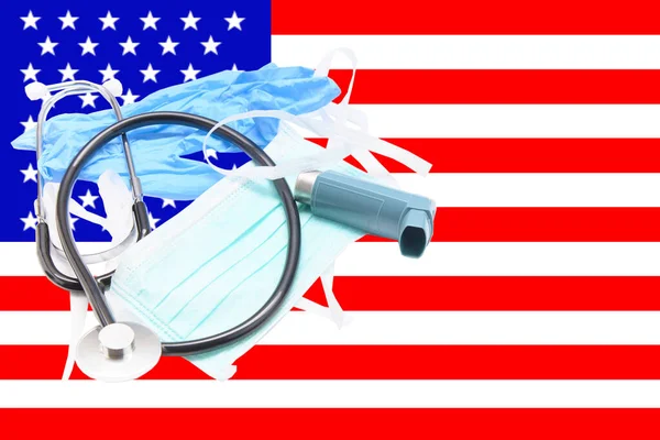 マスクやその他の緊急医療物資は 米国の旗にウイルスと戦うために 健康の概念 — ストック写真