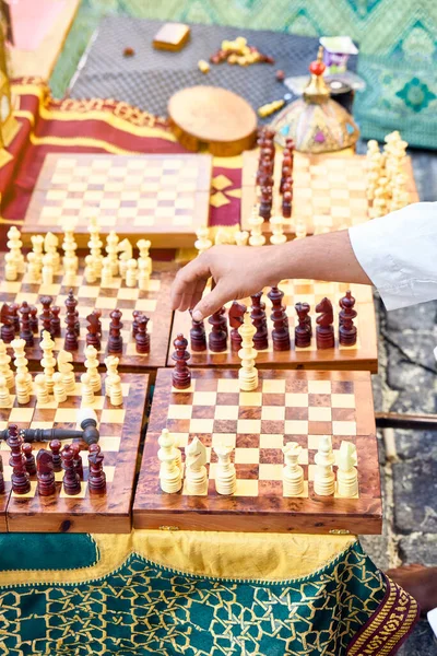 男人在街上下棋 概念业余爱好 — 图库照片