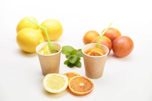 Twee Recyclebare Kartonnen Bekers Met Natuurlijke Gezonde Limonade Sinaasappel Begrip — Stockfoto