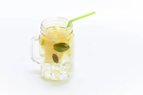 Copo Mason Jar Limonada Com Limões Palha Isolada Fundo Branco — Fotografia de Stock
