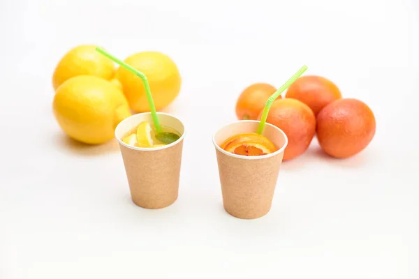 Dva Recyklovatelné Kartónové Kelímky Přírodní Zdravou Limonádou Pomerančovou Pojem Zdraví — Stock fotografie