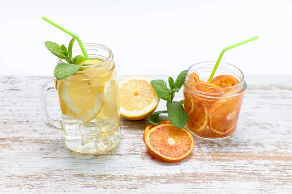 Jarro Copo Limonada Caseira Laranjada Com Algumas Folhas Hortelã Conceito — Fotografia de Stock