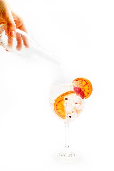 Barman Verse Tonique Dans Une Tasse Gin Tonique Orange Fond — Photo