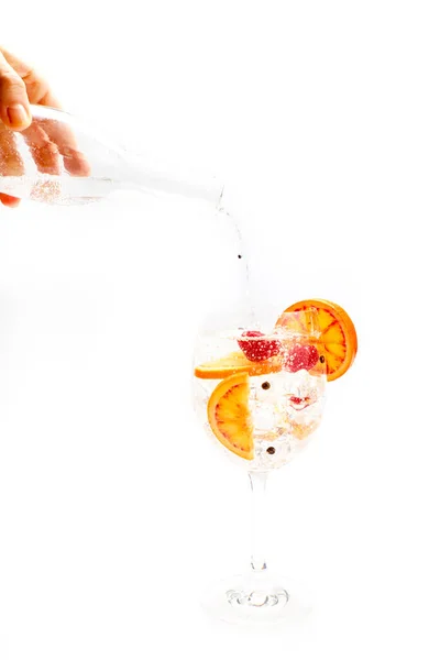 오렌지진 칵테일 한잔에 토닉을 부으는 음료의 — 스톡 사진
