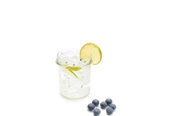 Buzlu Tonik Kavanozu Beyaz Arka Planda Meyveli Bir Dilim Limon — Stok fotoğraf