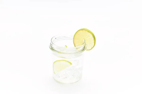 Buzlu Tonik Kavanozu Beyaz Arka Planda Bir Dilim Limon Içki — Stok fotoğraf