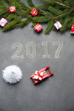 Mutlu yeni yıl hediye etrafında tebeşir yazılmış 2017.
