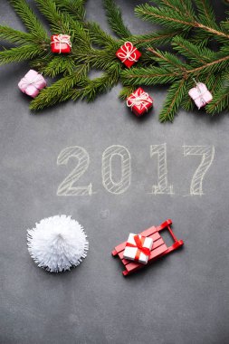 Mutlu yeni yıl hediye etrafında tebeşir yazılmış 2017.