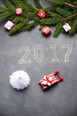 Mutlu yeni yıl hediye etrafında tebeşir yazılmış 2017.