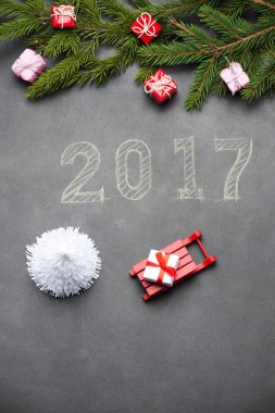 Mutlu yeni yıl hediye etrafında tebeşir yazılmış 2017.