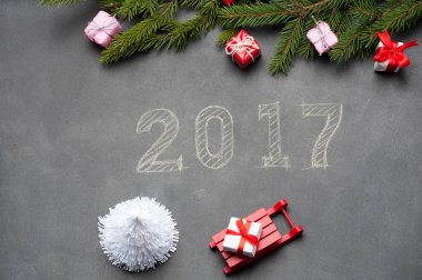 Mutlu yeni yıl hediye etrafında tebeşir yazılmış 2017.