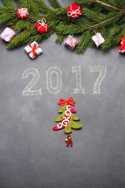 Mutlu yeni yıl hediye etrafında tebeşir yazılmış 2017.