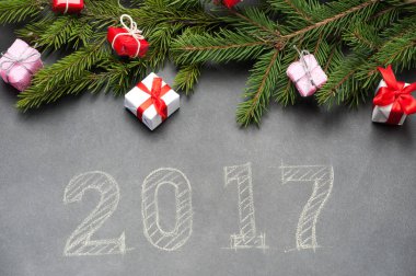 Mutlu yeni yıl hediye etrafında tebeşir yazılmış 2017.