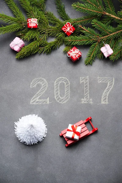 Mutlu yeni yıl hediye etrafında tebeşir yazılmış 2017.