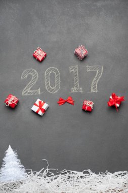 Mutlu yeni yıl hediye etrafında tebeşir yazılmış 2017.
