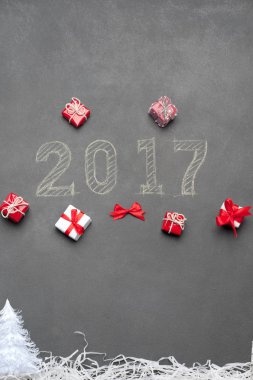 Mutlu yeni yıl hediye etrafında tebeşir yazılmış 2017.
