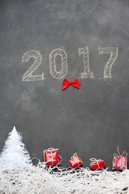 Mutlu yeni yıl hediye etrafında tebeşir yazılmış 2017.