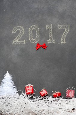 Mutlu yeni yıl hediye etrafında tebeşir yazılmış 2017.