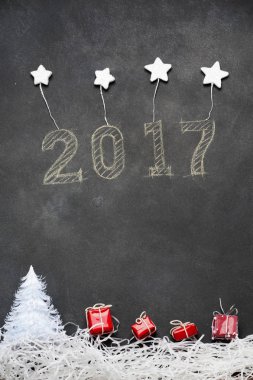 Mutlu yeni yıl hediye etrafında tebeşir yazılmış 2017.