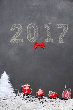 Mutlu yeni yıl hediye etrafında tebeşir yazılmış 2017.