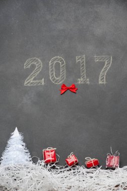 Mutlu yeni yıl hediye etrafında tebeşir yazılmış 2017.
