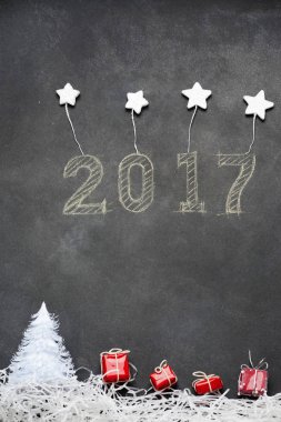 Mutlu yeni yıl hediye etrafında tebeşir yazılmış 2017.