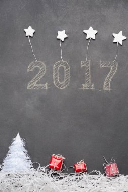 Mutlu yeni yıl hediye etrafında tebeşir yazılmış 2017.