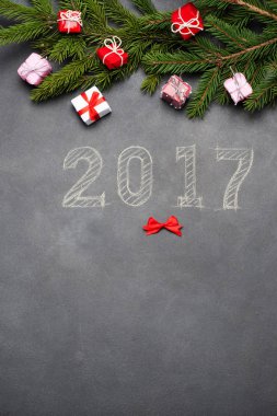 Mutlu yeni yıl hediye etrafında tebeşir yazılmış 2017.