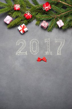 Mutlu yeni yıl hediye etrafında tebeşir yazılmış 2017.