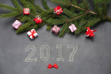 Mutlu yeni yıl hediye etrafında tebeşir yazılmış 2017.
