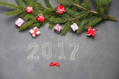 Mutlu yeni yıl hediye etrafında tebeşir yazılmış 2017.