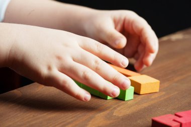 Koyu ahşap bir masa üzerinde olduğunu tasarımcı, Bulmaca, tetris unsurları çeşitli şekil ve boyutlarda!