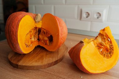 Bir adam olgun, güzel, sulu bir kabak keser!