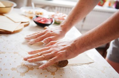 Masanın üzerine un aşçı el rulo hamur, malzemeler.