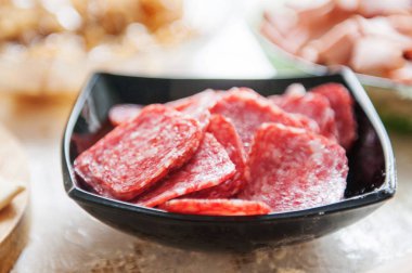 Masanın üzerine un aşçı el rulo hamur, malzemeler.