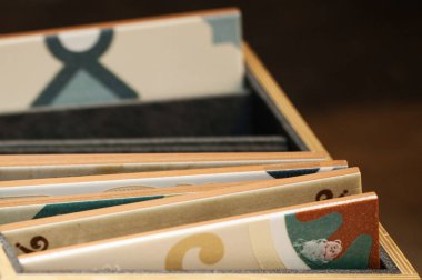 Farklı renklerde karolar