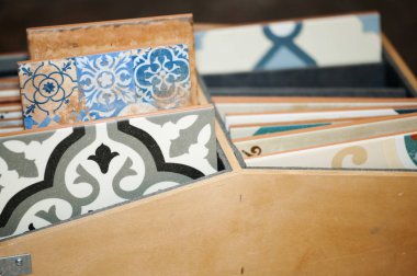 Farklı renklerde karolar