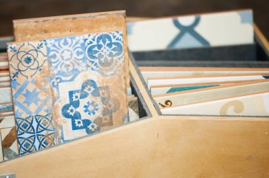 Farklı renklerde karolar