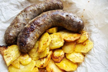 Kağıt üzerinde geleneksel bir Alman yemeği, patates ve kızarmış sosis.