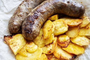 Kağıt üzerinde geleneksel bir Alman yemeği, patates ve kızarmış sosis.