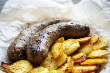 Kağıt üzerinde geleneksel bir Alman yemeği, patates ve kızarmış sosis.