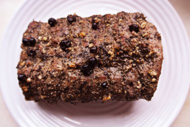 Cam tabakta sığır eti ve et. Baharatlı biftek. Baharat ve otlarla marine edilmiş et pişirmek.