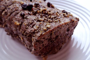 Cam tabakta sığır eti ve et. Baharatlı biftek. Baharat ve otlarla marine edilmiş et pişirmek.