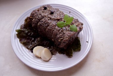 Cam tabakta sığır eti ve et. Baharatlı biftek. Baharat ve otlarla marine edilmiş et pişirmek.