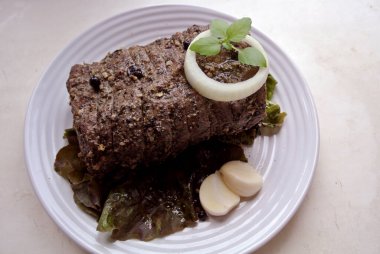 Cam tabakta sığır eti ve et. Baharatlı biftek. Baharat ve otlarla marine edilmiş et pişirmek.