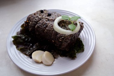 Cam tabakta sığır eti ve et. Baharatlı biftek. Baharat ve otlarla marine edilmiş et pişirmek.