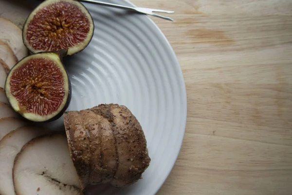 Sur Une Assiette Blanche Rouleau Viande Avec Des Figues Mûres — Photo