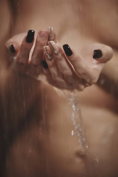 シャワーの中に裸の女の子 — ストック写真