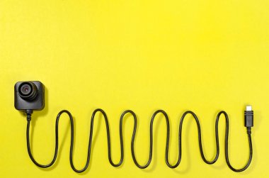 objektif kamera sarı arka plan