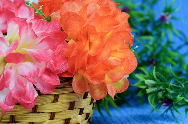 Buquê de flores em uma cesta — Fotografia de Stock